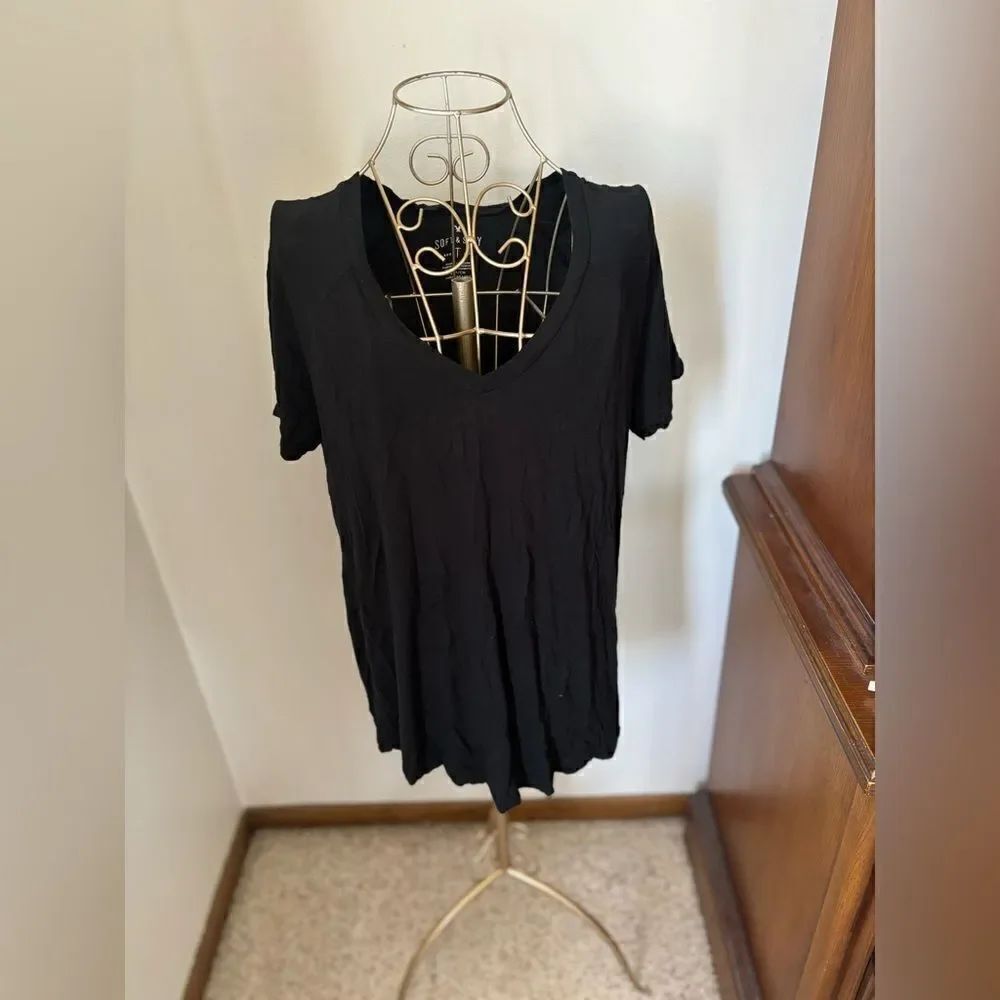 American Eagle Soft & Sexy V Neck Tee Size Small Black